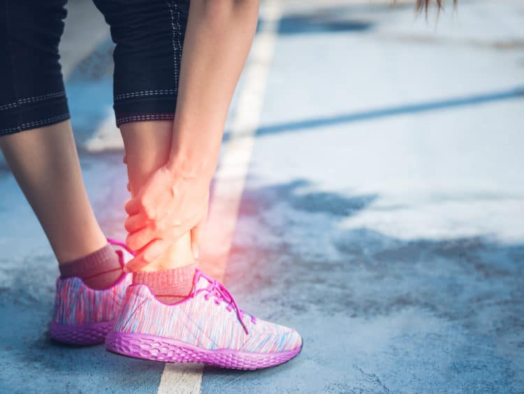 Chạy bộ bị đau cổ chân là do đâu? Khắc phục như thế nào?