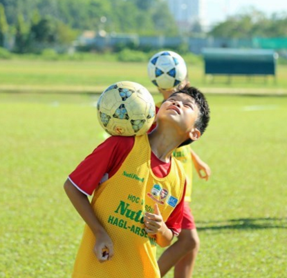 Nguy hiểm khi đá bóng giữa trưa hè