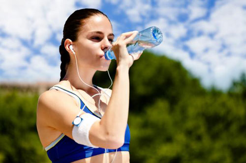 Uống nước như thế nào là đúng cách khi chạy bộ