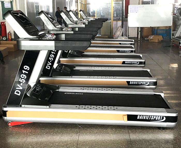 máy chạy bộ phòng gym 