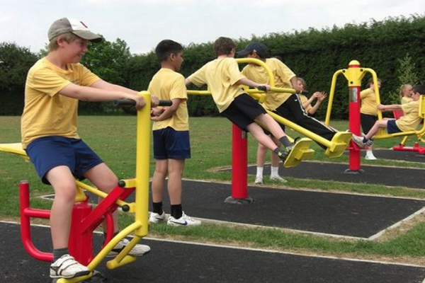 Bài tập thể dục an toàn với máy tập công viên ngoài trời?3