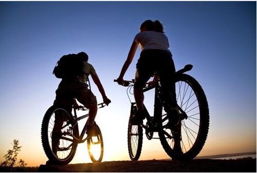 bạn nên đạp xe hay sử dụng máy chạy bộ để giảm cân