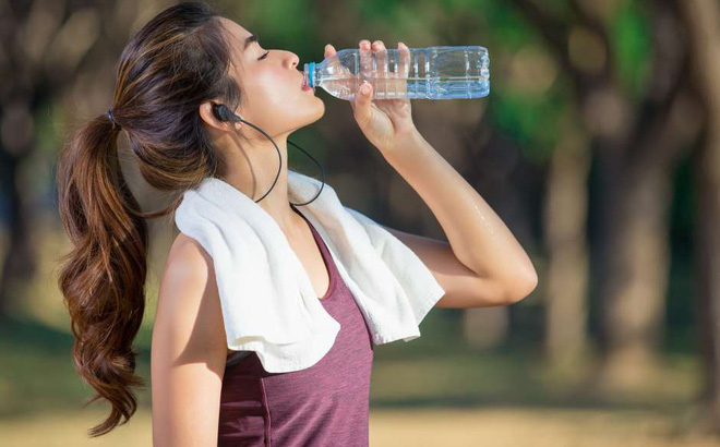 Liệu uống nước lạnh khi chạy bộ có tác hại gì không?