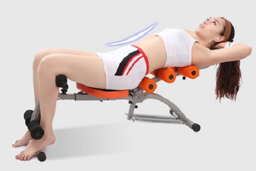 Dùng cơ bụng hạ từ từ cơ thể đến khi nằm sát xuống ghế tựa
