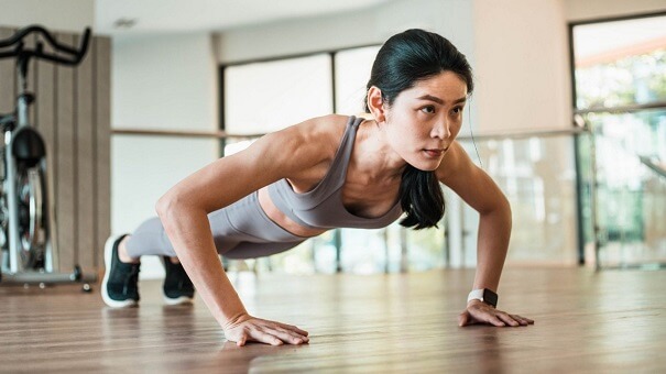 bai-tap-hit-dat-cho-nu