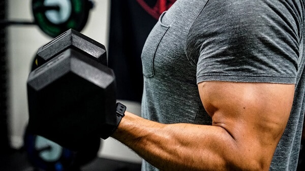 bai-tap-tay-voi-ta-don-bicep-curls