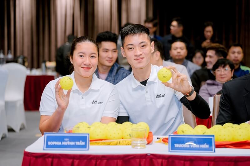 bong-pickleball-zocker-hien-sophia