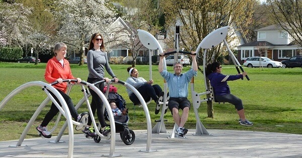 Các bài tập thể dục phổ biến và hiệu quả ở công viên