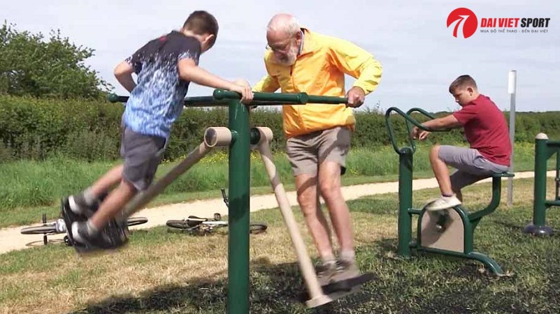 Cách kết hợp nhiều thiết bị công viên trong một buổi tập