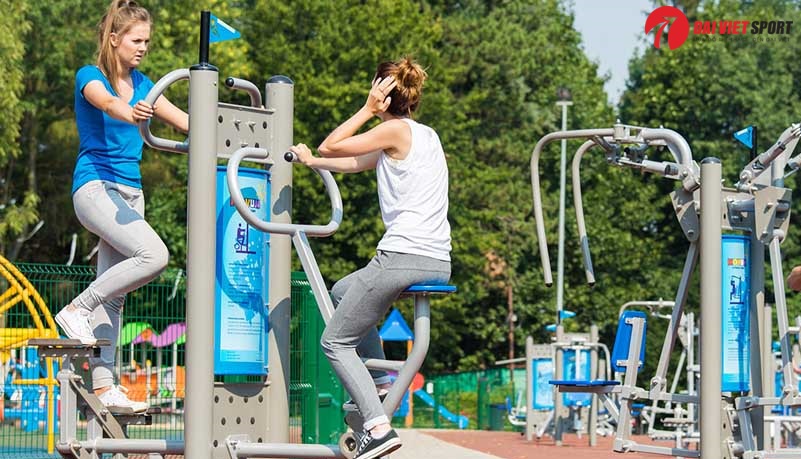 Cách tập toàn thân chỉ với thiết bị thể thao công viên