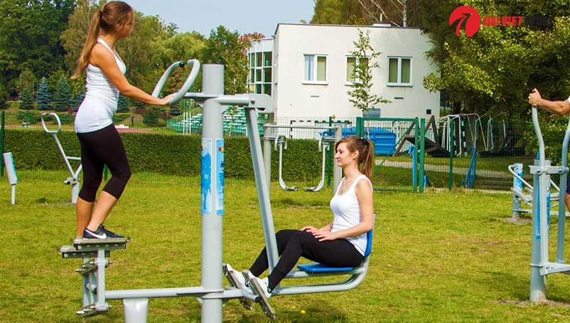 Cách tập toàn thân chỉ với thiết bị thể thao công viên