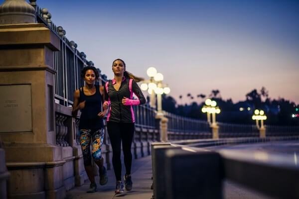 Có nên chạy bộ buổi tối ngoài công viên không?