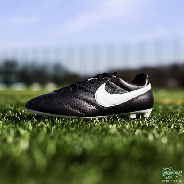 Nhận biết đặc điểm giày đá bóng sân cỏ tự nhiên