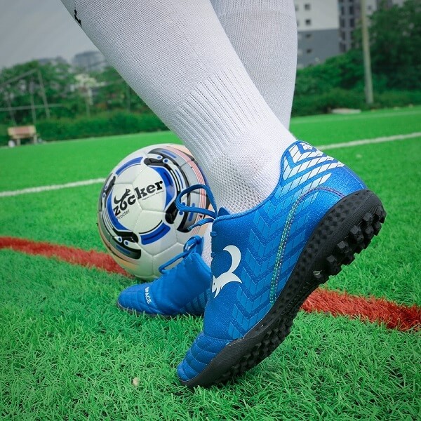 Đặc điểm nhận biết giày đá bóng sân cỏ nhân tạo