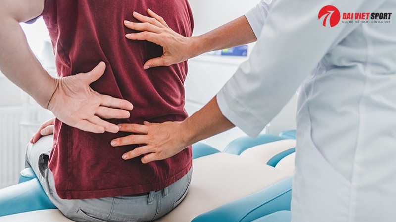 Đau lưng dưới có nên tập giàn tạ không?