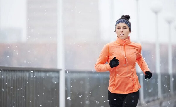 giu-am-co-the-truoc-khi-chay-bo-mua-dong