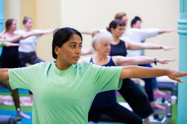 Có nên tập yoga kết hợp vật lý trị liệu?