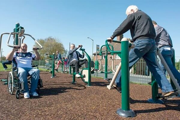 huong-dan-cach-tap-the-duc-cho-nguoi-gia-o-cong-vien-9