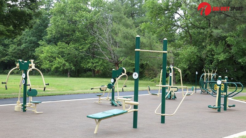 Khoảng cách lắp đặt giữa các máy tập công viên bao nhiêu là hợp lý?