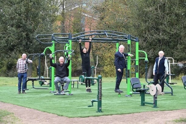 lua-chon-dung-cu-the-thao-ngoai-troi-cho-cong-vien