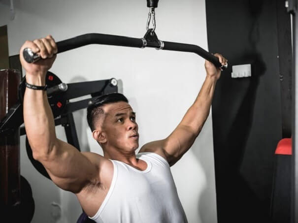 Thay đổi phụ kiện tập lưng khi dùng máy tập lưng xô phòng gym