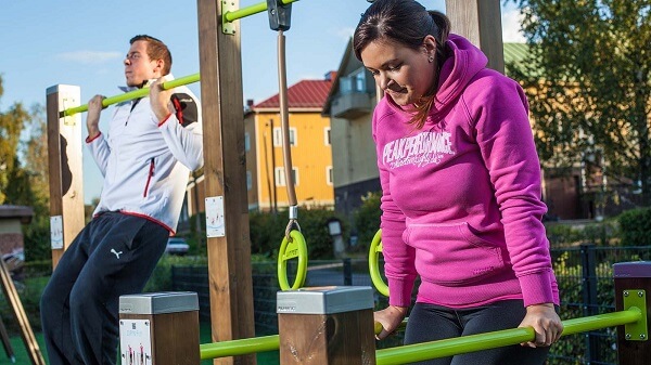 luyen-tap-voi-thiet-bi-the-thao-ngoai-troi