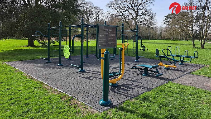 Nên đầu tư máy tập công viên hay sân thể thao đa năng?