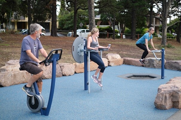 Lựa chọn máy tập công viên giảm thiểu nguy cơ cho người cao tuổi