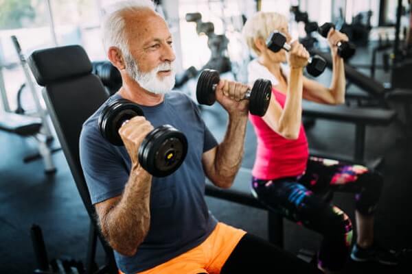 Người già có nên tập gym hay sử dụng giàn tạ tại nhà không ?