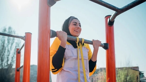 nu-tap-xa-don-ngoai-troi