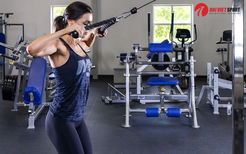 Phục hồi cơ bắp sau chấn thương với giàn tạ đa năng