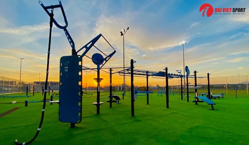 So sánh chi phí đầu tư khu thể thao ngoài trời và phòng gym mini