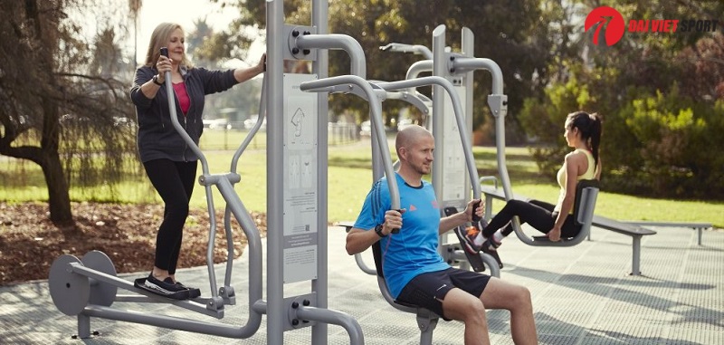 So sánh thiết bị thể thao ngoài trời và phòng gym truyền thống