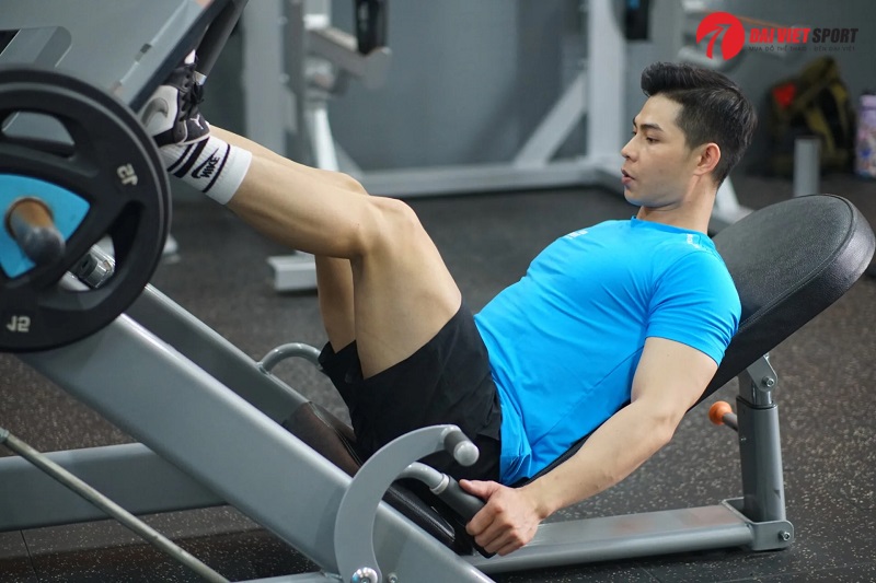 So sánh thiết bị thể thao ngoài trời và phòng gym truyền thống