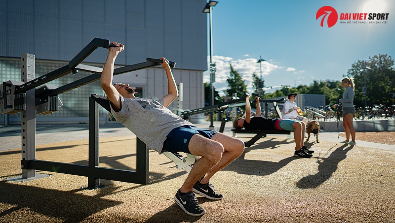 So sánh thiết bị thể thao ngoài trời và phòng gym truyền thống