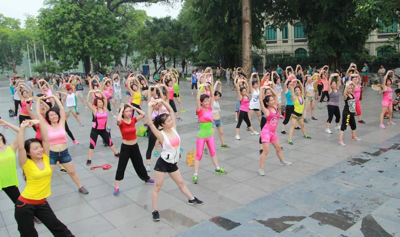 Thể dục nhịp điệu trong công viên