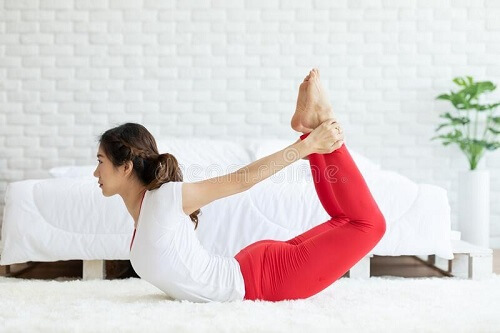 tu-the-yoga-canh-cung-giup-bap-chan-thon