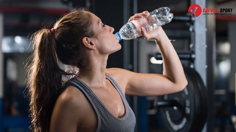 Uống nước như thế nào khi tập gym tại nhà?